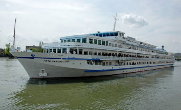 Теплоход «Петр Чайковский»